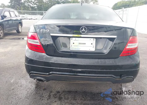 2014 Mercedes-Benz C 250 Sport z USA, uszkodzony, nr VIN WDDGF4HB2ER304790